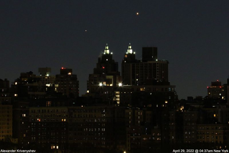 4月29日,作者拍摄了这张金星、木星和曼哈顿的特写照片。作者:Alexander Krivenyshev