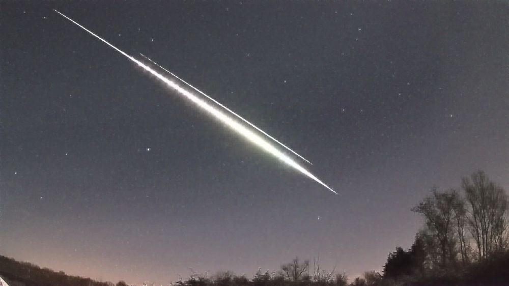 荷兰 Oostkapelle使用他的AllSky7 相机系统捕捉到了漂亮的火流星。