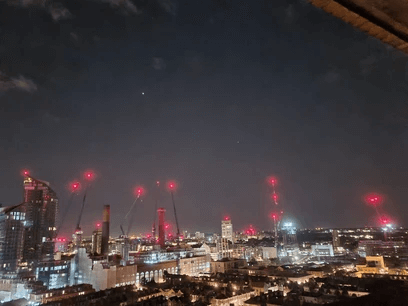 2021年8月2日，艾丹 · 托马斯 · 海用三星 S20智能手机拍摄了这张土星和木星在伦敦上空的照片。图片来源: Aidan Hay