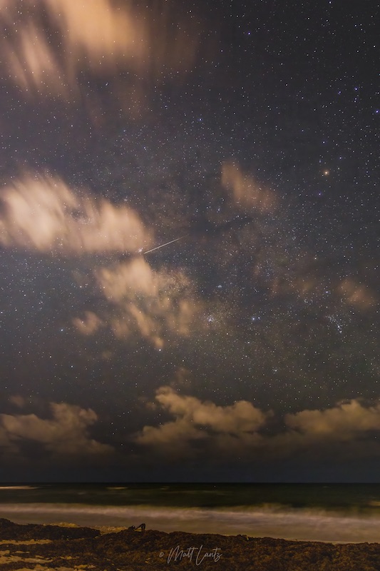 即便薄云覆盖，也难掩流星划破天际的光芒。Alabama的Matt Lantz拍摄了这张照片。