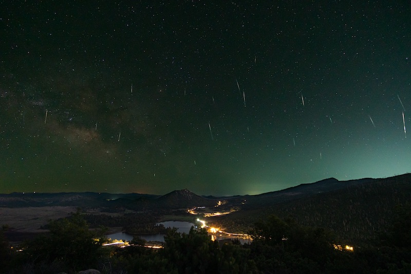 加利福尼亚的Rob Colatutto拍摄了这张漂亮的合成照片，照片由2张前景、26张流星照片以及银河照片合成。