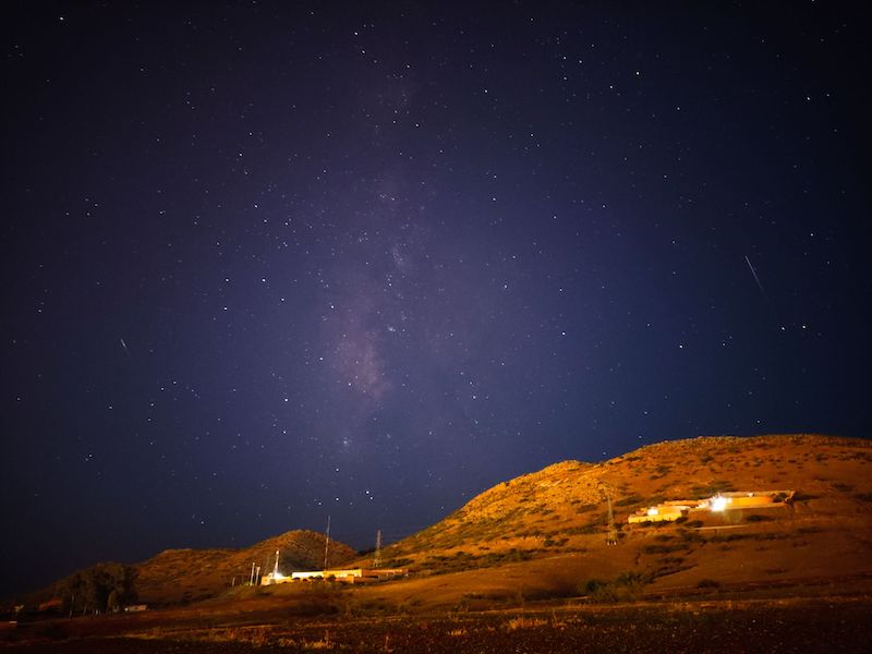 来自摩洛哥的Khalid Guerdou拍摄了这张照片，其中有明亮的两颗流星。