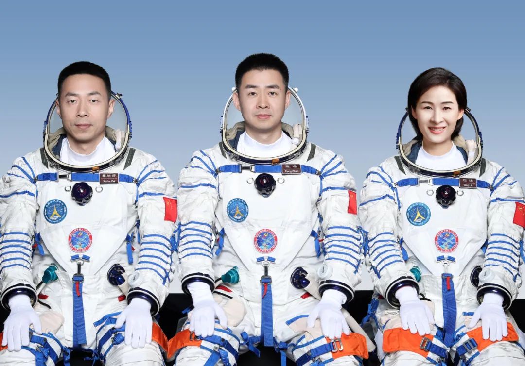 航天员陈冬（中）、刘洋（右）和蔡旭哲（左）