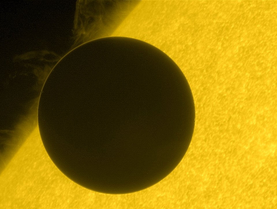 日出卫星拍摄的2012年金星凌日