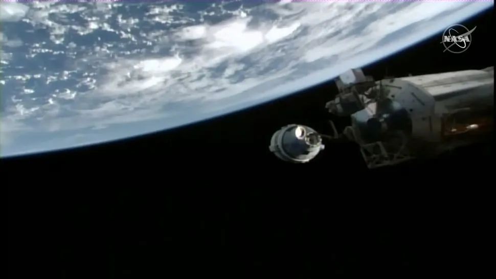 波音公司的星际客船在距离国际空间站10米的地方进行首次对接操作。(图片来源: NASA TV)