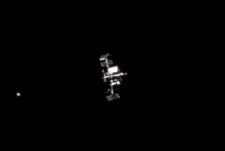 星际客船接近空间站。来源：Szabocs Nagy