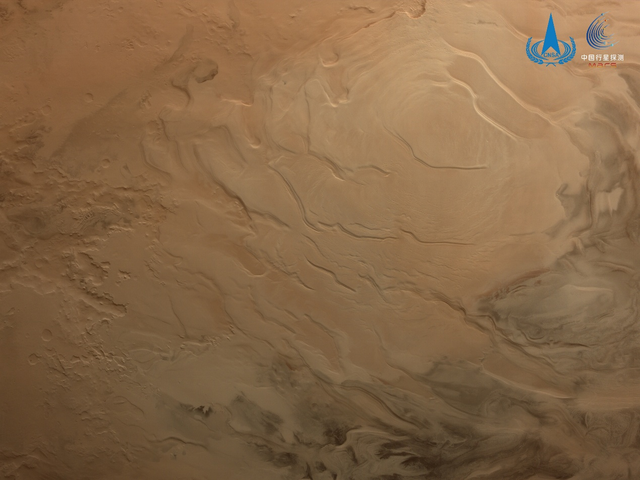 环绕器中分相机拍摄南极冰盖影像，图像展示了火星南极极冠，研究认为火星两极长期和永久性的极冠主要由干冰（固态二氧化碳）和水冰构成。