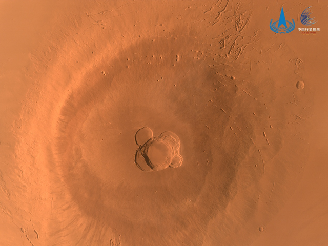 环绕器中分相机拍摄阿斯克拉山影像，直径456km，高18km，图像显示了阿斯克拉山顶的火山口特征，存在多个火山口坍塌事件。