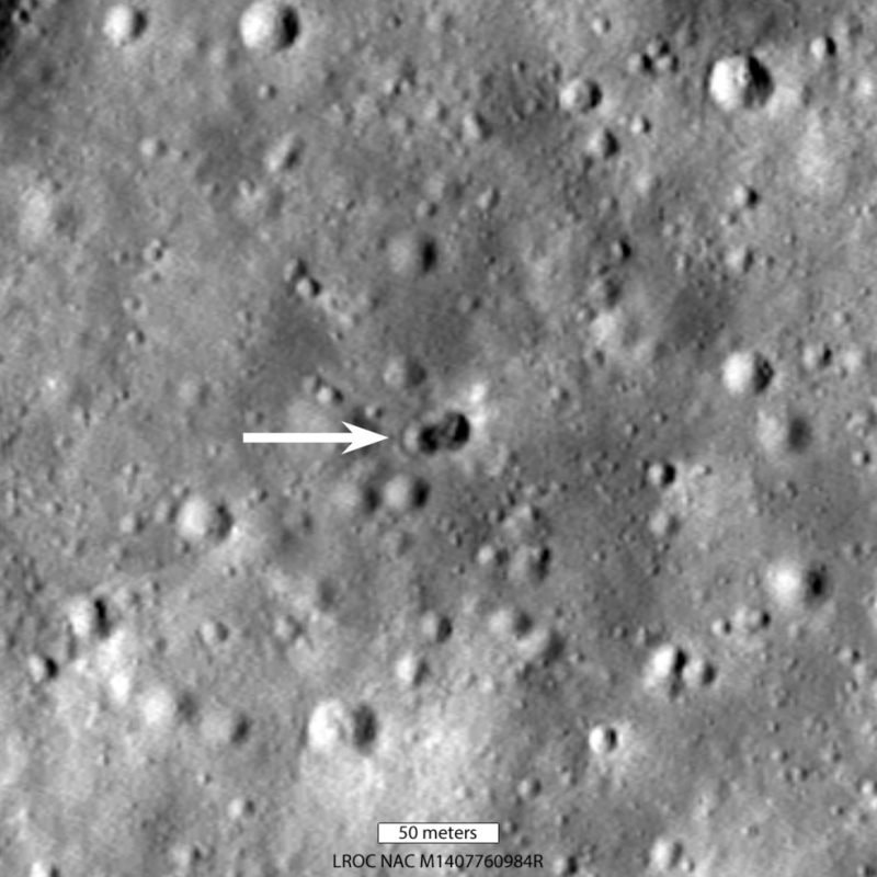 2022年3月4日，一枚火箭撞击了月面的赫茨普龙环形山。形成了一个最高大约28米宽的双陨石坑。图片来源: NASA/Goddard/Arizona State University。