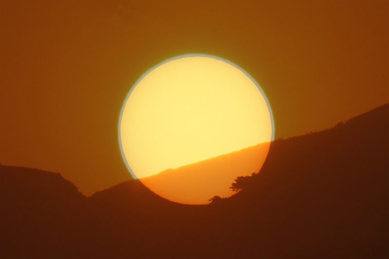 这张合成图说明了这种差异。太阳在近日点比远日点大约3.6% 。摄影: Peter Lowenstein
