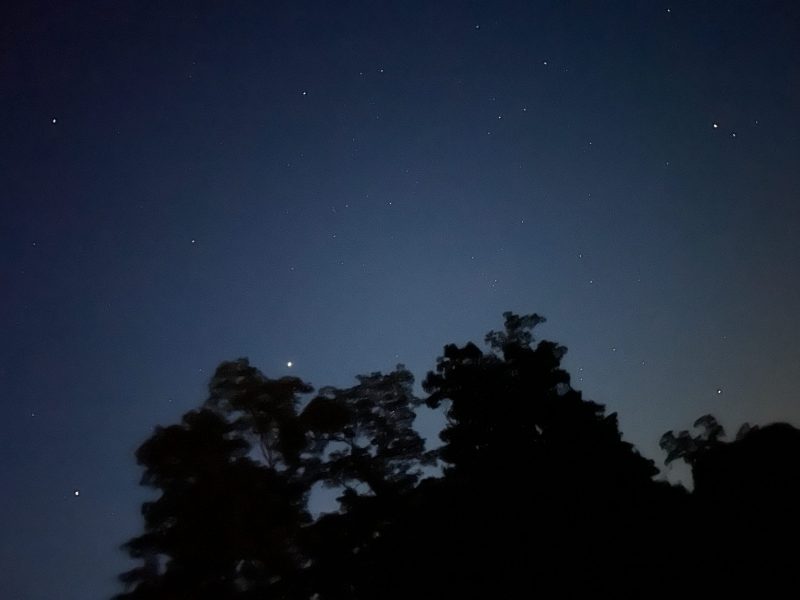 天文晨光下的星空。来源：Sudhir