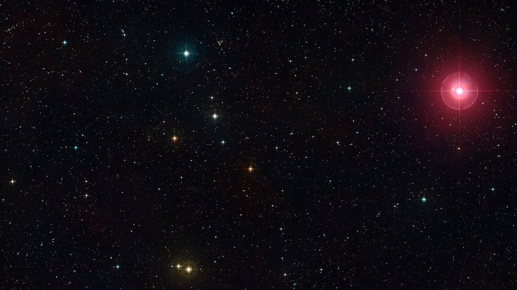 这是由数字巡天2号拍摄的鲸鱼座部分星群的照片，其中包括右上角的亮红色星星蒭藁增二。(图片来源: ESO/Davide De Martin)