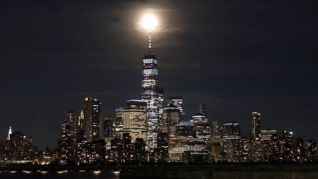 新泽西上空的超级月亮。图片来源: Gary Hershorn/Getty Images)