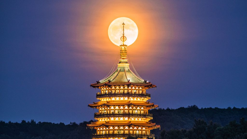 满月在雷峰塔上空升起。图片来源: VCG/VCG via Getty Images
