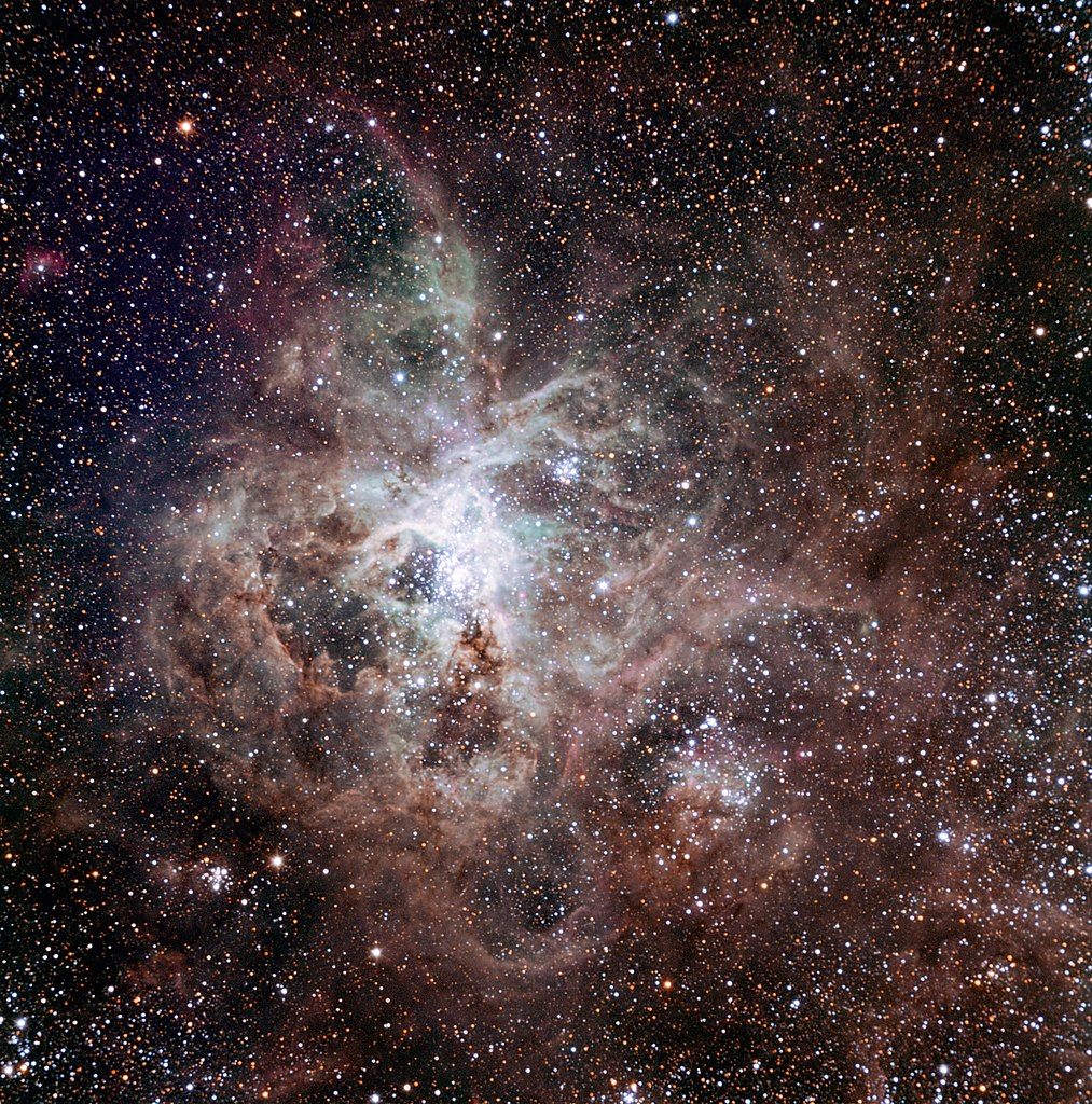 蜘蛛星云位于大麦哲伦星系中的一个弥漫星云，距离约16万光年，是大麦哲伦星系最壮观的特征。这张来自智利ESO VLT巡天望远镜的图像显示了一个由星团、发光的气体星云和超新星爆炸的零散残骸组成的宇宙景观。