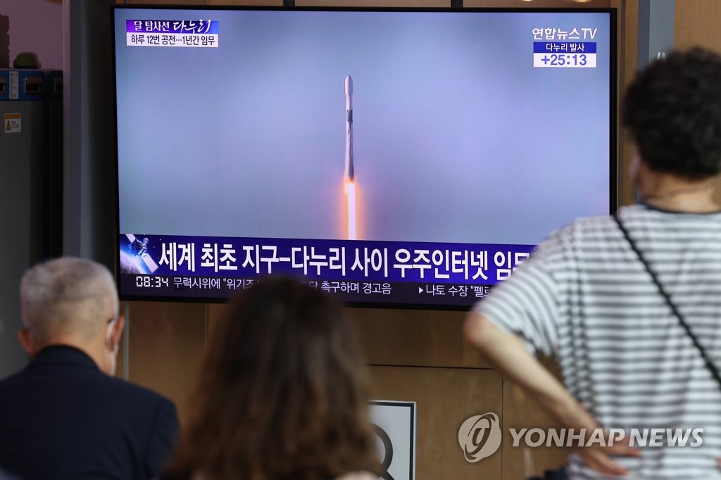 首尔站候车室发射升空的电视新闻。来源：韩联社
