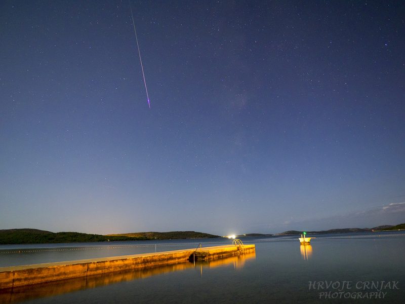 湖上码头上的明亮流星。来源：Hrvoje Crnjak