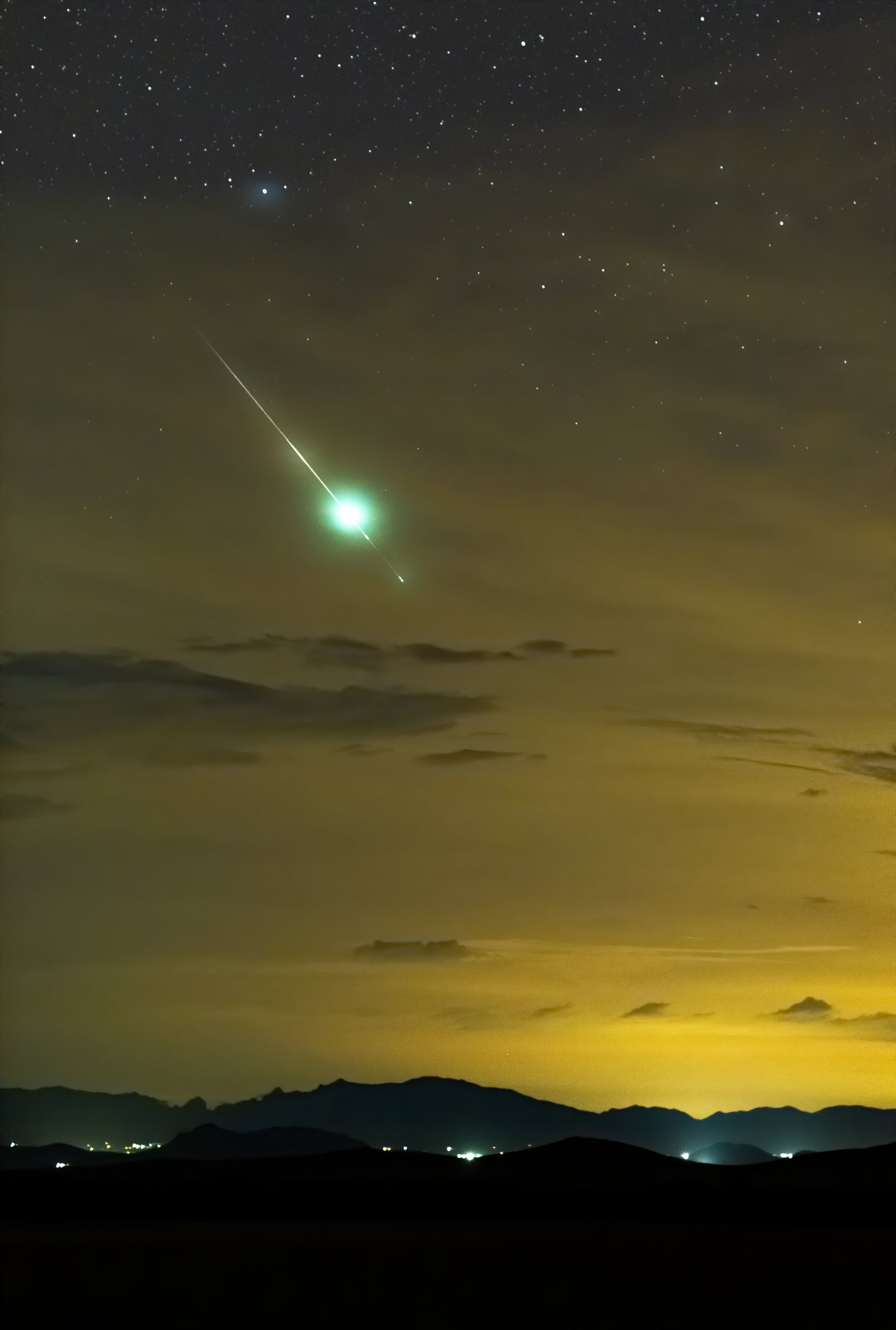 一颗巨大的火流星划破天际。来源：Paul M Smith