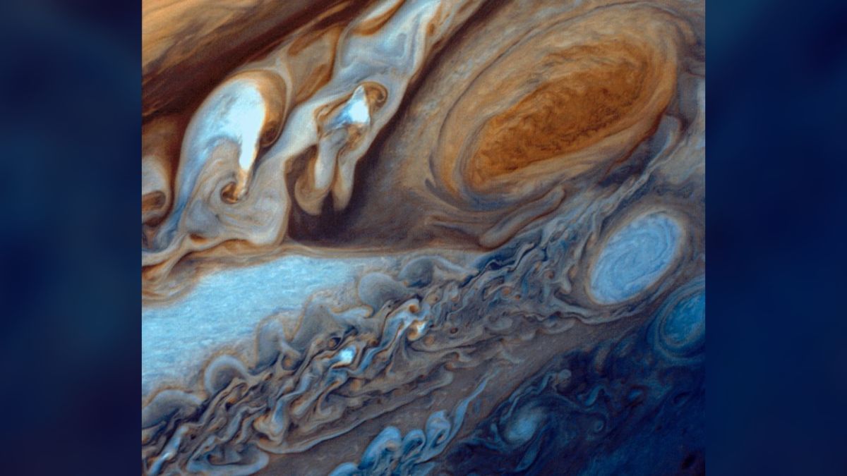 1979年1月至2月旅行者1号在接近木星的过程中，拍摄了数百张照片，其中包含这张木星旋转大红斑的特写。来源：NASA