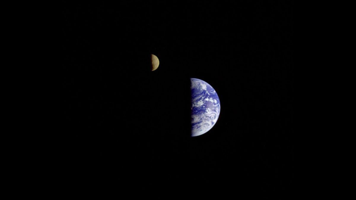 地球与月球的同框，1977年9月18日由旅行者1号在距离地球1165万公里的地方拍摄到了这张标志性的照片。来源：NASA