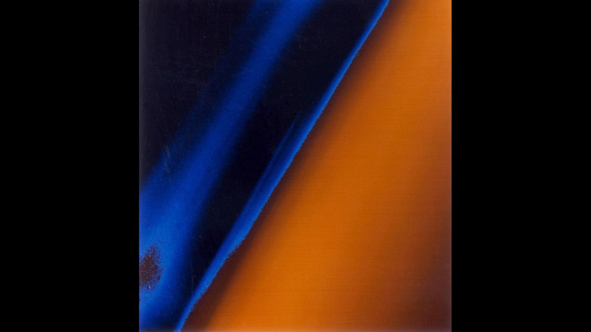 1980年11月12日，旅行者1号在22000公里的距离外拍摄了这张图片，这张伪彩色图像显示了覆盖土卫六的薄雾的细节。来源：NASA