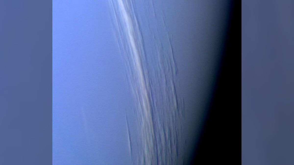 这是张由旅行者2号拍摄的的高分辨率彩色图像，展示了海王星明亮云条垂直起伏的明显证据。来源：NASA