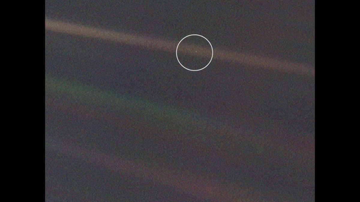 暗淡蓝点，我想这张由旅行者1号拍摄的照片无需多言，那便是我们的家园。来源：NASA