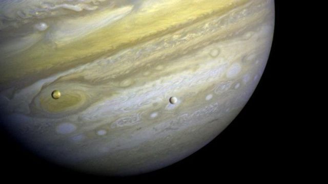 旅行者1号拍摄了木星及其两颗卫星的照片。来源：NASA