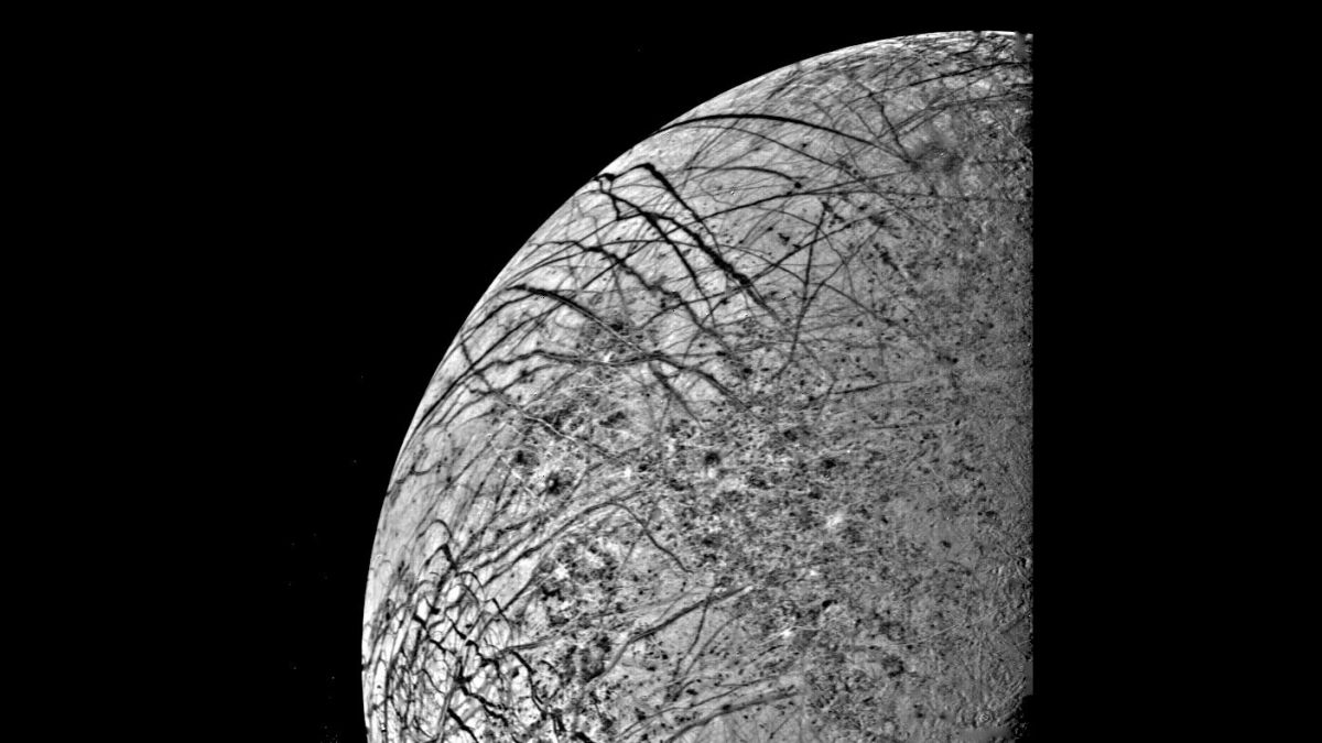 旅行者2号在距离木星246,000公里处拍摄的木卫二表面特写。来源：NASA