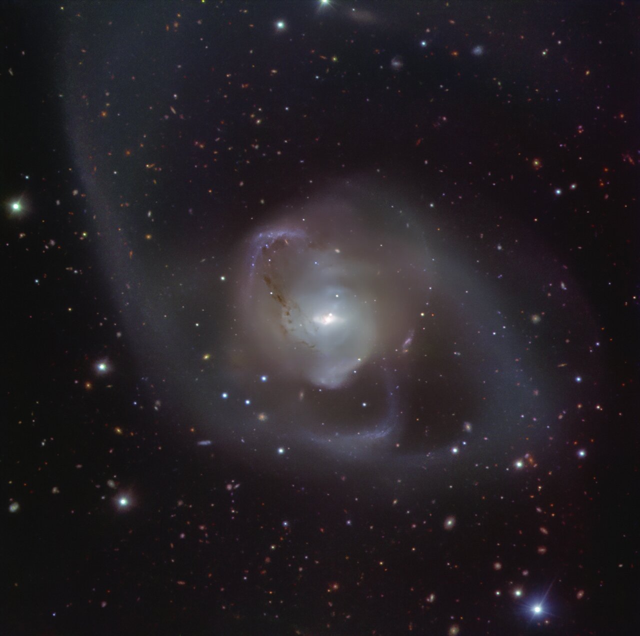 欧南天文台甚大望远镜所拍摄NGC 7727。图片来源：ESO