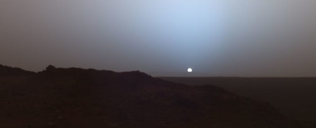 2005年，美国宇航局火星探测器勇气号拍摄的火星日落照片。来源：NASA