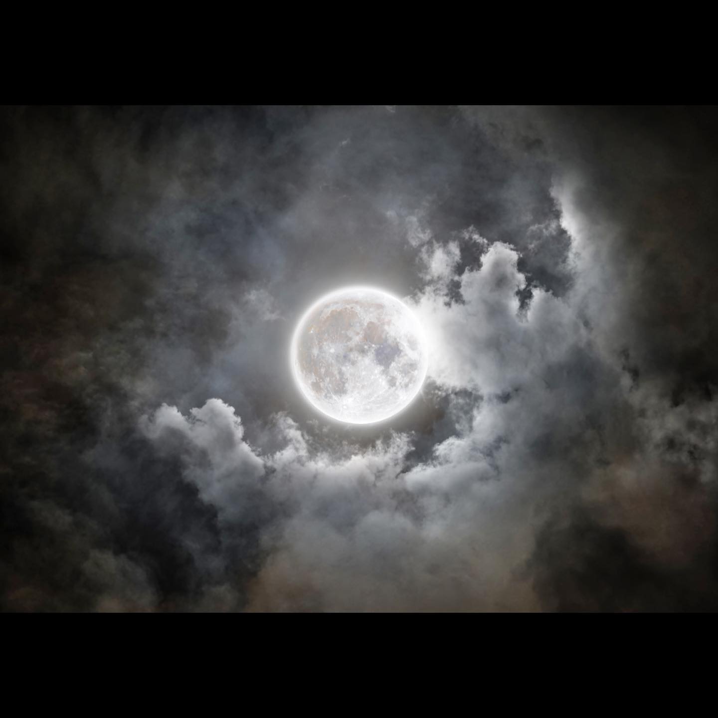 云层后的满月。(图片来源：cosmic_background)