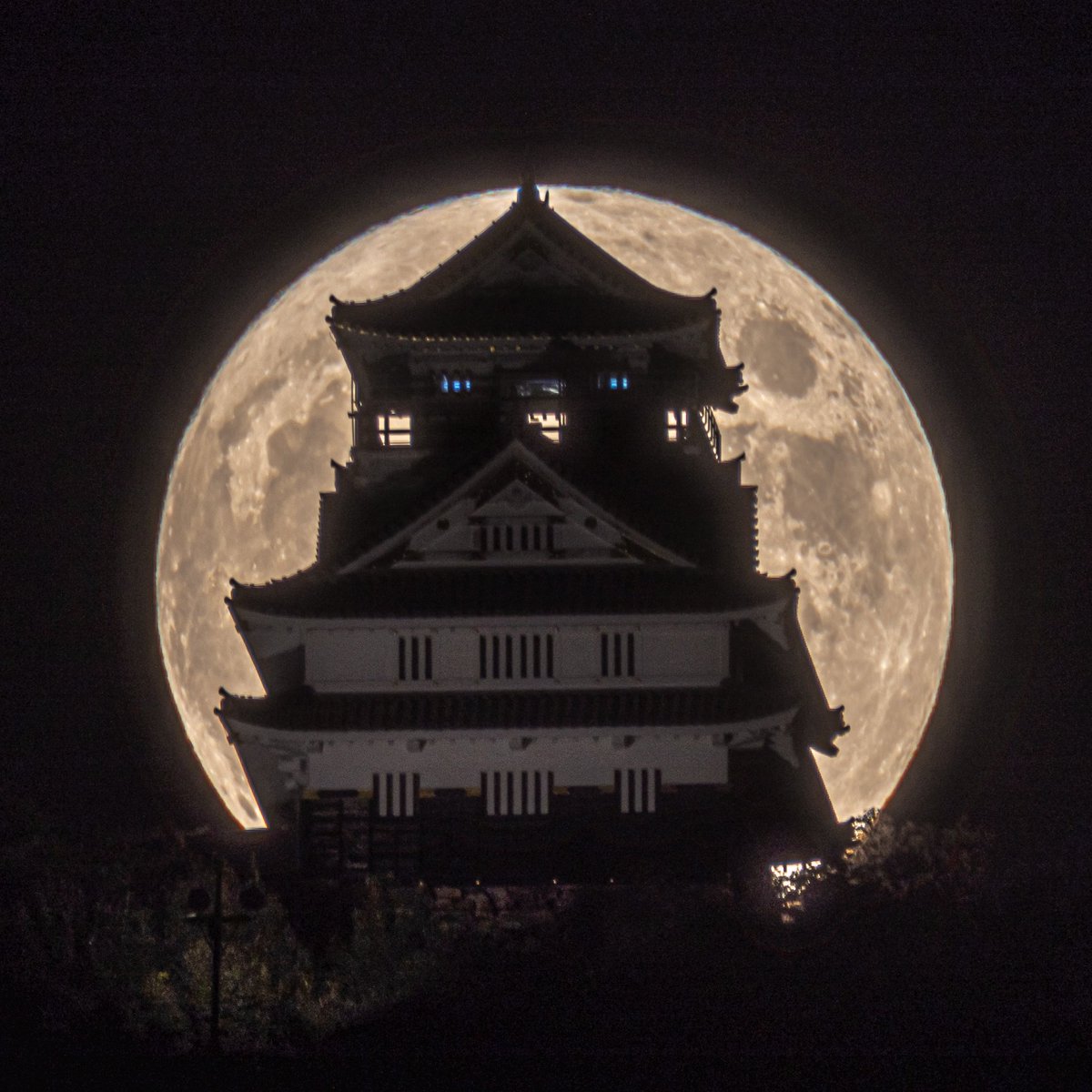 日本岐阜城的中秋满月。