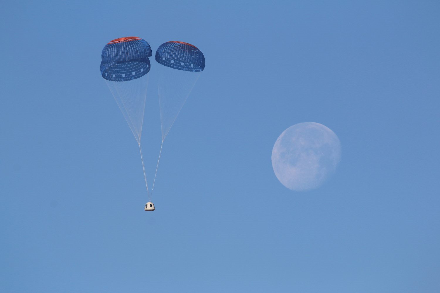 蓝色起源太空舱成功返航(非本次任务影像)