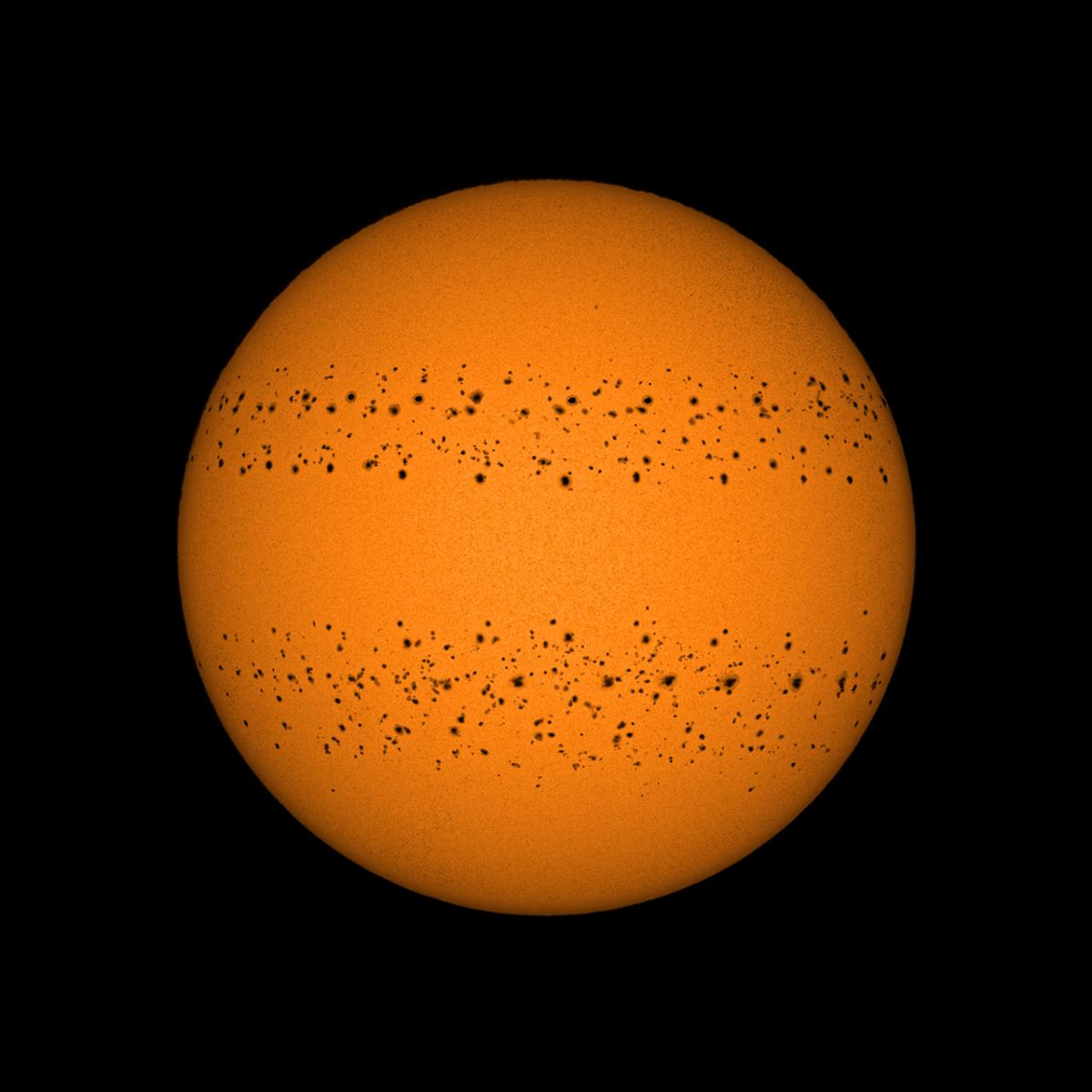 太阳图像由 365 张太阳图像组成，记录了太阳黑子在太阳上移动。