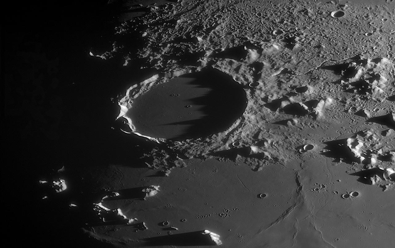 月球表面的特写图，在鲜明的阴影中显示了“柏拉图”环形山的特征