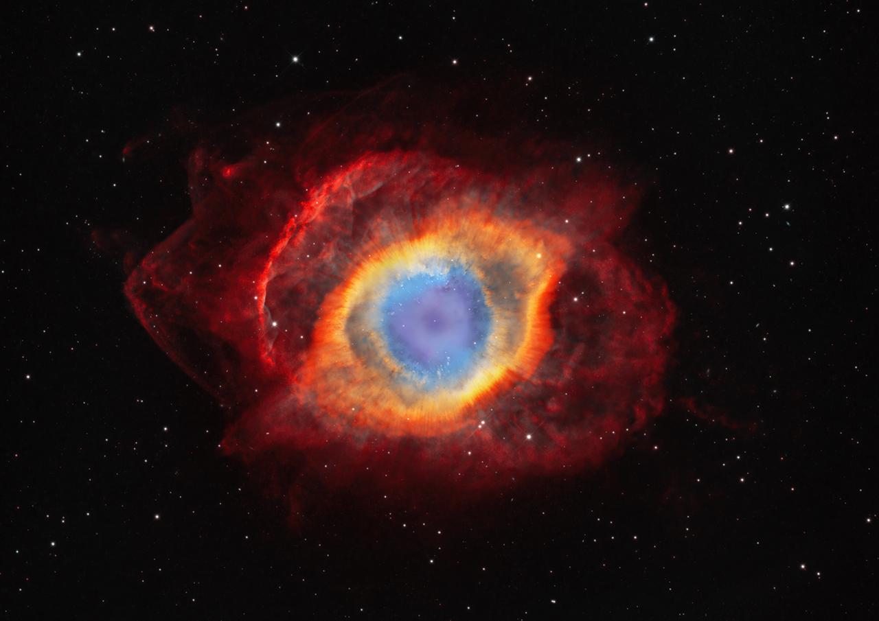 上帝之眼，形状类似于眼睛的星云，中心是蓝色，包括着黄色与红色的“外壳“。