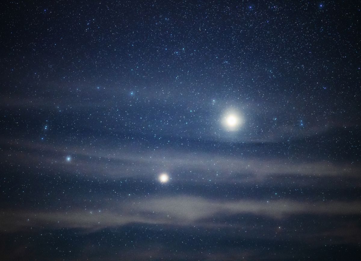 明亮的木星在夜空中闪耀的照片。图片来源：Haitong Yu/盖蒂图片社