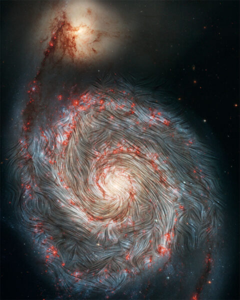 SOFIA 检测到的磁场线覆盖在漩涡星系 (M51) 的哈勃图像上。磁场线图像来源：NASA / SOFIA 科学团队 / A. Borlaff；背景图片：NASA / ESA / S. Beckwith (STScI) / Hubble Heritage Team (STScI / AURA)