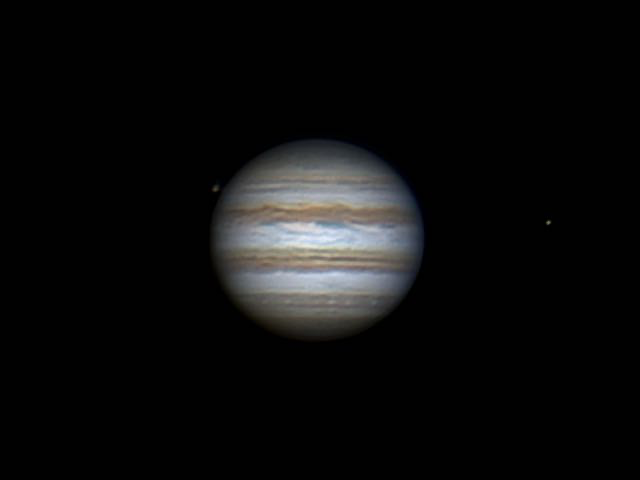 老A使用6寸望远镜拍摄到木星，左右两个小点也分别是木星的伽利略卫星。