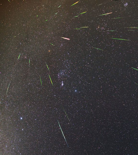 2011年猎户座流星雨，将不同影像中的流星合成至单张影像，以显现猎户座流星雨的辐射点。图片来源：Phil Hart