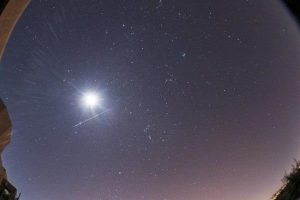 2015年爆发的的金牛座流星雨火流星，与月光相伴。图片来源：earthsky