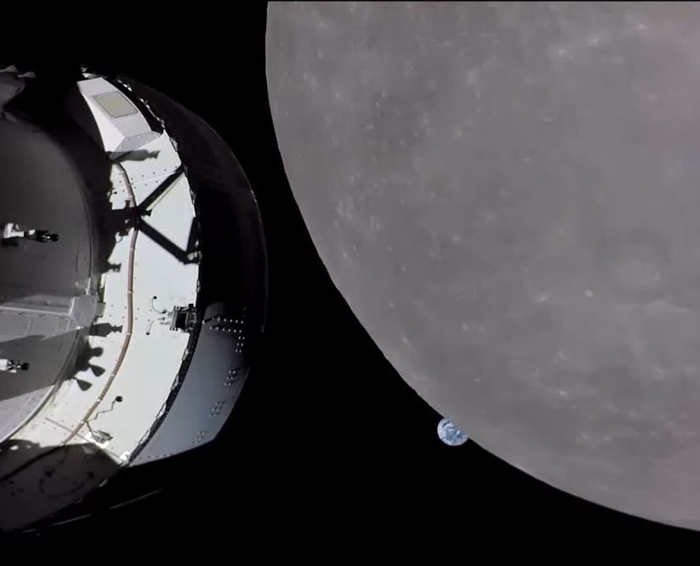 地球从猎户座号飞船外的月球地平线探出头来。