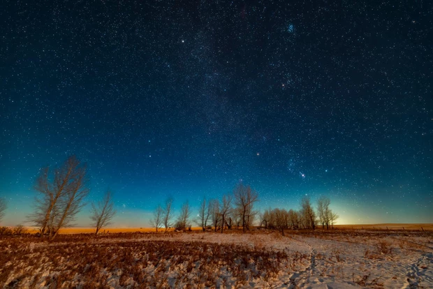 2019年12月2日，加拿大阿尔伯塔省，冬天的星星和天空中的星座。中间偏左上角，双子座的北河二与北河三。图片来源: VW Pics/Getty Images