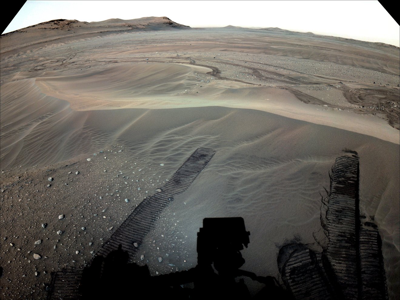 2022年12月14日（毅力号任务的第646个火星日）毅力号拍摄了即将存放第一个样品管的位置。