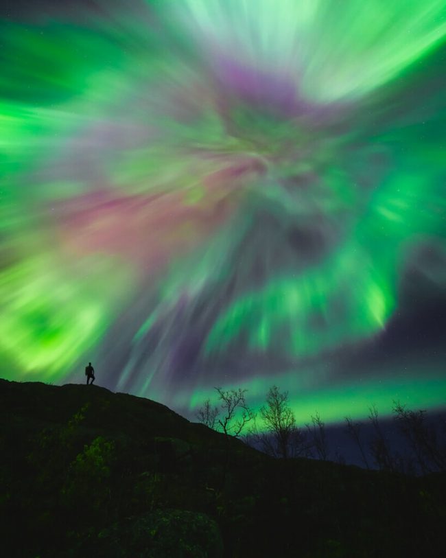 Tor-Ivar Næss 在挪威 Nordreisa 拍摄了这张照片。Tor-Ivar 说：“当北极光在夜空中疯狂时，专注于你的构图是值得付出最大努力的。即使是经验丰富的摄影师，也很难在拍摄极光的同时专注于欣赏极光。”