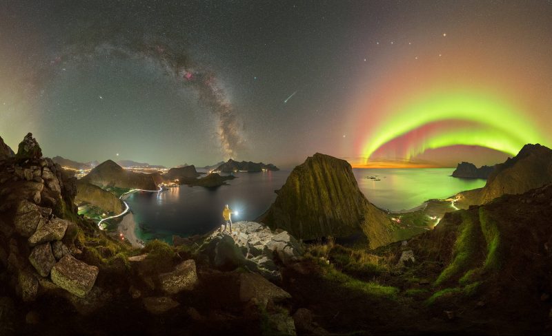 Giulio Cobianchi 在挪威的罗弗敦群岛拍摄了这张照片。Giulio 说：“我的目标是拍摄双极光和银河弧。几年来我一直在计划这个全景图，最后，所有元素都到齐了。在银河的下方，可以看到M31仙女座星系。流星充当顶部的点缀。七彩极光之上是北斗七星！” 