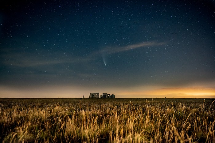 2020年 7 月 22 日凌晨，史蒂夫·刘易斯在巨石阵上空拍摄的新智彗星。设备：尼康 D810 数码单反相机和尼康 24-70 F2.8 镜头