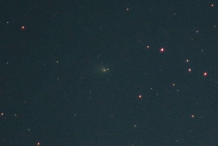 斯图尔特·阿特金森 (Stuart Atkinson) 于 2022 年 12 月 7 日冒着严寒拍摄了这张彗星 C/2022 E3 ZTF 的图像。 设备：佳能 EOS 700D DSLR 相机、iOptron 赤道仪、80-300mm 镜头。