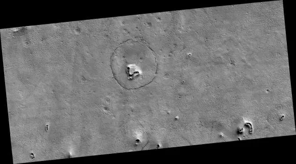 火星上熊脸陨石坑的区域。图片来源：NASA/JPL-Caltech/UArizona